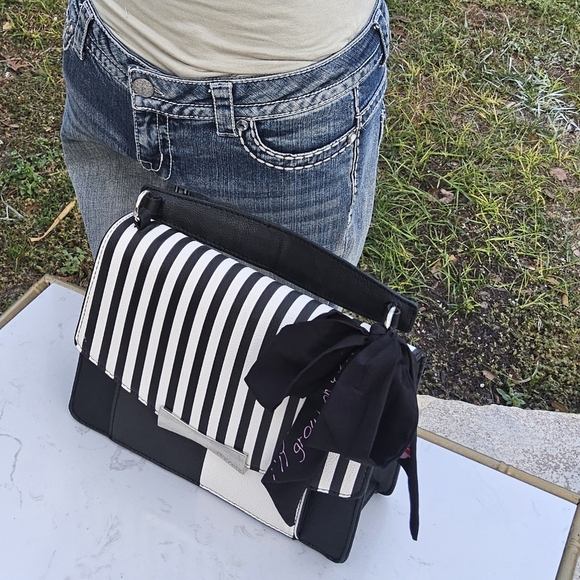 BETSEY JOHNSON RARE BLACK/WHITE STRIPPED w/ EMPOWERING SCARF TOP HANDEL - Picture 5 of 8